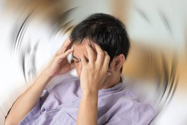 Ngoài ra, người bệnh còn cảm thấy chóng mặt, mờ mắt khi cầm vật nặng. Tình trạng này bắt nguồn từ việc tắc nghẽn mạch máu não dẫn đến tụt huyết áp. Ngoài hiện tượng tay trái lạnh, các vùng da khác trên cơ thể cũng có xu hướng giảm nhiệt độ.