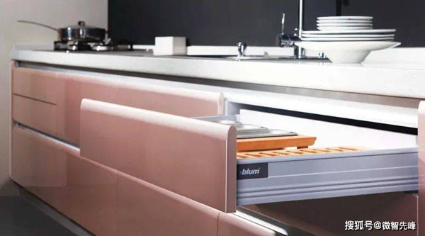 Tủ bếp. Tủ bếp là nơi đựng các vật dụng nhà bếp như dầu ăn, mắm muối, bát đũa... Khi nấu nướng, chúng ta có thói quen vệ sinh không gian bếp song thường bỏ quên vị trí bên trong tủ.