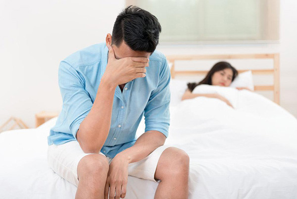 Nếu tinh dịch màu vàng, điều này cho thấy thời gian quý ông không quan hệ quá lâu. Trường hợp tinh dịch màu trắng sữa là dấu hiệu của viêm nhiễm như viêm tuyến tiền liệt, túi tinh. Tinh trùng có màu đỏ là dấu hiệu của viêm nhiễm. Đôi khi nó có thể bắt nguồn từ khối u trong cơ quan sinh sản.
