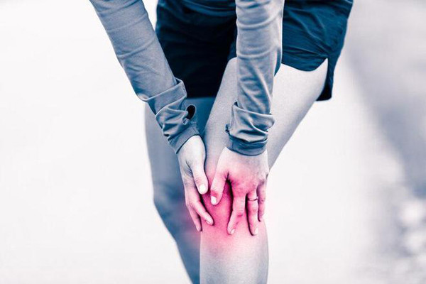 Đau chân. Nhiều bệnh nhân ung thư phổi có triệu chứng đau nhức vùng chân và khớp ở giai đoạn đầu. Giai đoạn giữa và cuối, tế bào ung thư xâm lấn vào xương, người bệnh sẽ cảm nhận rõ rệt cơn đau nhức xương.