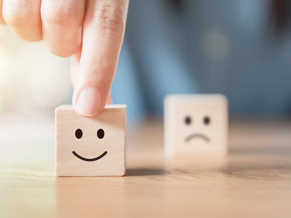 Để giảm nguy cơ mắc ung thư phổi, bạn nên duy trì tâm lý lạc quan. Thống kê chỉ ra, vui vẻ, yêu đời không chỉ giúp bạn giảm nguy cơ mắc bệnh. Tâm lý tích cực còn giúp bệnh nhân có kết quả điều trị tốt hơn so với việc lo lắng, u uất.