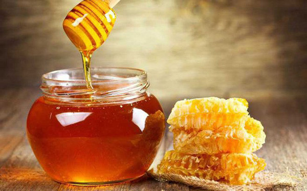Dùng mật ong giảm đau do bỏng. Đồ ăn, nước uống nhiệt độ cao có thể gây bỏng lưỡi. Để dễ chịu hơn, bạn nên tận dụng đồ ngọt như đường, mật ong thay vì dùng đá lạnh. Vị ngọt sẽ nhanh chóng giúp bạn cảm thấy tốt hơn.