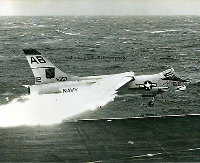 Phi cơ phản lực F-8U của Không quân Hải quân Mỹ bị sự cố dẫn tới bốc cháy dữ dội khi chuẩn bị hạ cánh xuống tàu sân bay. Nguồn ảnh: Pinterest.