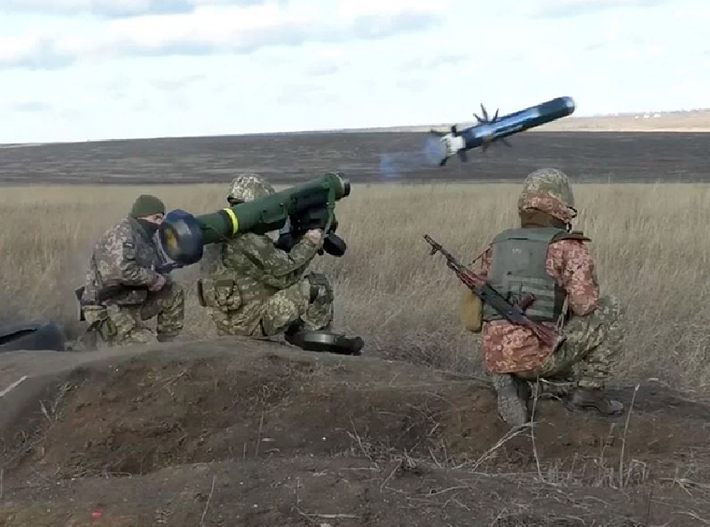 Trong khói lửa xung đột Nga-Ukraine, các nước NATO đã cung cấp cho Ukraine một lượng lớn thiết bị quân sự tối tân nhằm đảo ngược tình thế chiến tranh. Không ngờ những vũ khí tối tân này lại vô tình rơi vào tay Nga, làm dấy lên tranh cãi. Ảnh: AP.