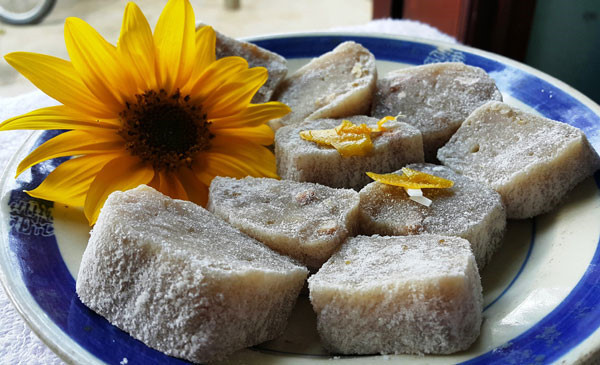 Bánh lăn có vị ngọt, thơm của gừng, giòn giòn của lạc rang và dừa nạo, bánh khá dẻo và nhai dính răng. Ảnh: beemart.