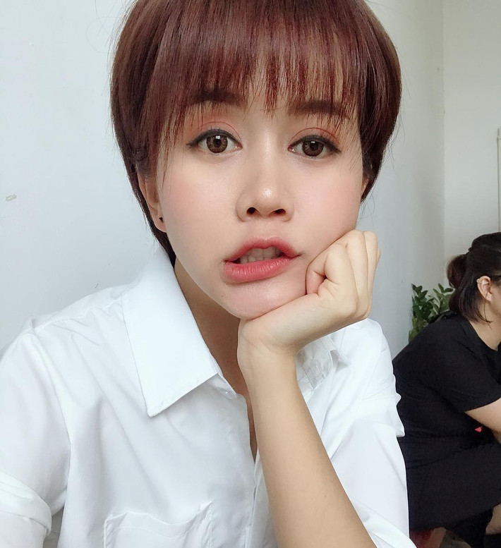 An Nguy vẫn cực kỳ đáng yêu với mái tóc ngắn củn thế này. Ảnh: pose.