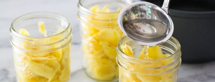 Bước tiếp theo, bạn cho 250ml dấm táo vào nồi và nấu trên lửa nhỏ cho đến khi dấm sôi. Ảnh: emvaobep.