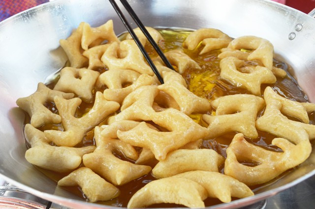 Bánh gừng của người Chăm được làm từ hỗn hợp bột gạo nếp, đường, trứng gà và men rượu. Ảnh: cooky.