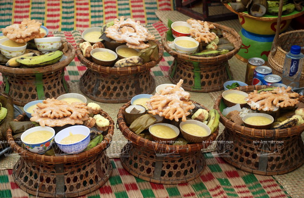 Sau khi nặn xong, bánh được bỏ vào chảo chiên cho thật vàng, như vậy thì bánh mới cứng và giòn được. Ảnh: vietnamplus.