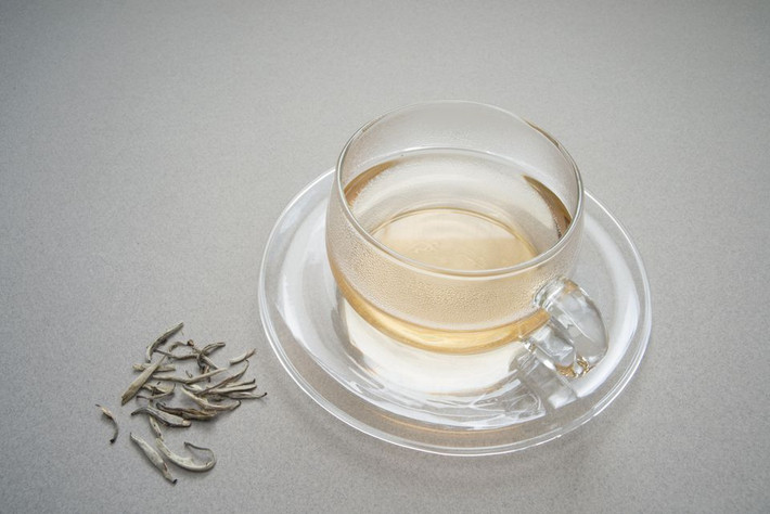 Các nghiên cứu cho thấy trà trắng và trà xanh có lượng catechin tương đương, có thể giúp giảm cân. Ảnh: thespruceeats.