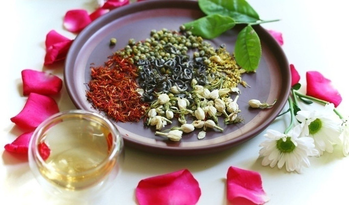 Trà thảo mộc như trà gừng, trà hoa hồng và trà dâm bụt cũng có thể giúp giảm cân và giảm béo. Ảnh: wp.