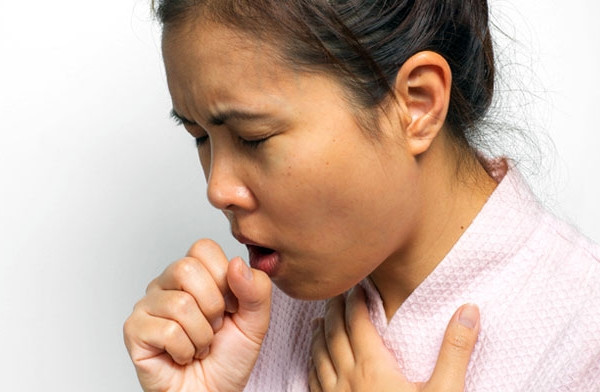 Ngoài ra, ho gà cũng khiến người bệnh ho kéo dài đến hàng tuần, thậm chí hàng tháng. Ảnh: giadinh.