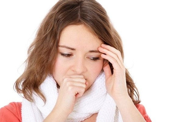 Một nguyên nhân khác khiến bạn bị ho dai dẳng là nhiễm khuẩn lồng ngực - tình trạng khi các virus gây cảm lạnh di chuyển sâu vào phổi, dẫn đến phản ứng ho của cơ thể nhằm đẩy chất đờm xanh xám ra ngoài. Ảnh: pharmacity.