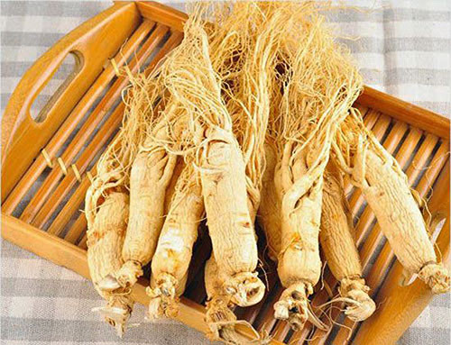 Nhân sâm chứa các thành phần kháng viêm, giúp bạn dịu cơn đau ban đầu, đồng thời giảm sưng và căng thẳng. Ảnh: nongsandungha.