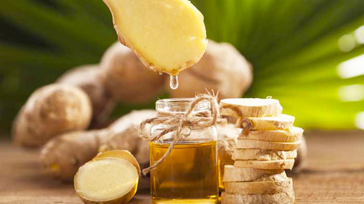 Sau đó cho 1,5 lít nước cốt vừa đun phía trên, 1/2 lít rượu trắng, quế, cơm dừa vào chung và đun cho đến khi còn 150ml nước cốt. Ảnh: qik.