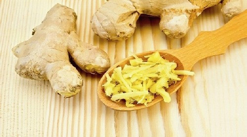 Bên cạnh đó, bạn cần chuẩn bị thêm 200g cơm dừa khô, 2 que quế, 1 vỉ vitamin E, tinh dầu dừa và 30g sáp nhũ hóa. Ảnh: thucucclinics.