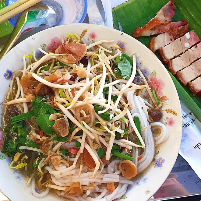 Cá, tép được chà thịt cho tơi rồi trộn chung với sả, ớt, một ít riềng băm nhuyễn và xào cho thấm rồi cho lại vào nồi nước lèo. Ảnh: zadn.