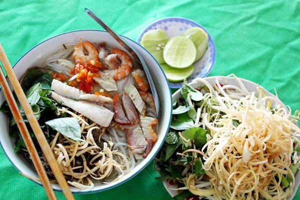 Bước tiếp theo để nấu bún tức lọ là cho cá lóc, cá kèo, cá tra, hay tôm tép... vào luộc sơ để nước lèo thêm ngọt. Ảnh: dacsanvina.