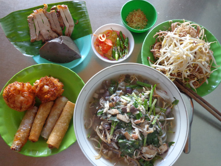 Phần nước lèo được nấu cho đến khi thịt mắm tan ra và lọc xương cẩn thận. Ảnh: dulichtravinh.