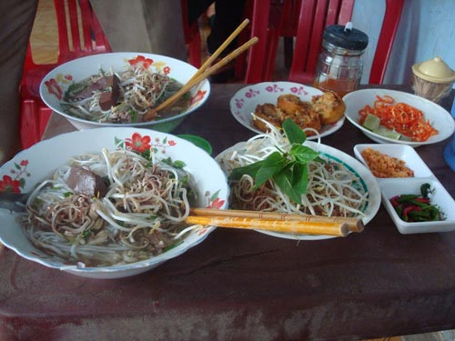 Tuy nhiên, bún tức lọ không đơn giản chỉ là bún nước lèo mà là món ăn thể hiện sự hòa quyện ẩm thực của cả ba dân tộc Kinh, Hoa, Khmer. Ảnh: 24h.