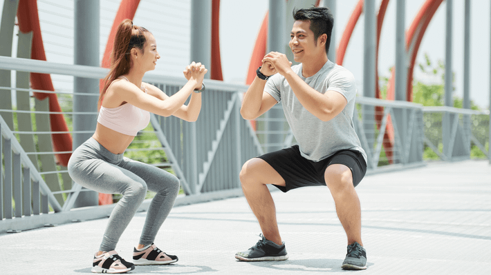 Đồng thời, lưng giữ thẳng, bụng hóp lại, ngực hơi đưa về phía trước. Kết hợp hít thở một hơi thật sâu vào và mở rộng lồng ngực. Ảnh: lykos.