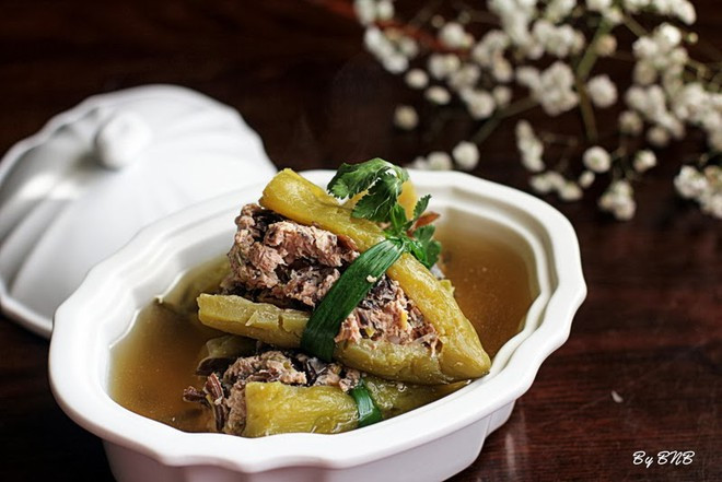Hành lá nhặt sạch, tách riêng phần gốc trắng và phần lá. Sau đó, trụng lá hành nhanh qua nước sôi, ngâm vào nước lạnh. Ảnh: 24h.