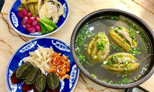 Thịt thăn rửa sạch, xắt miếng. Trong khi đó, hành tím và tỏi bỏ vỏ, đập dập. Ảnh: cpcdn.