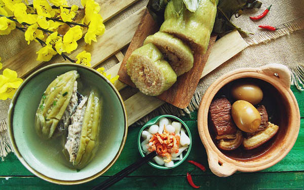 Đối với khổ qua, bạn cắt 2 đầu, rạch một đường dài trên thân và moi hết hạt ra. Sau đó, ngâm khổ qua với nước muối trong 10 phút rồi vớt ra để ráo. Ảnh: zadn.