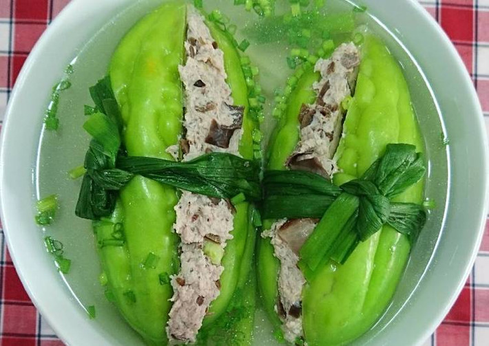 Bước tiếp theo, bạn cho thịt thăn, tỏi và hành tím, tiêu xay, bột ngọt, muối vào cối xay thật nhuyễn. Ảnh: edupapers.