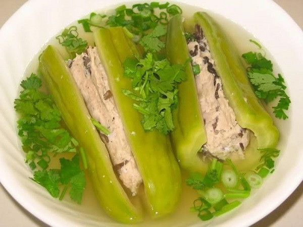 Đối với nấm mèo, bạn ngâm nước ấm rồi cắt bỏ gốc, xắt nhuyễn. Nấm rơm thì gọt phần gốc già bỏ đi và rửa sạch, để ráo. Ảnh: motthegioi.