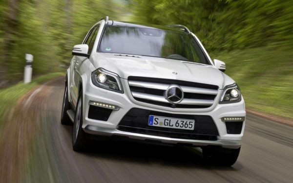 8. Mercedes-Benz GL63 AMG: Trái ngược với vẻ ngoài đồ sộ, chiếc xe này có thể tăng tốc lên 100 km/h trong 4,9 giây với vận tốc tối đa đạt 249 km/h.