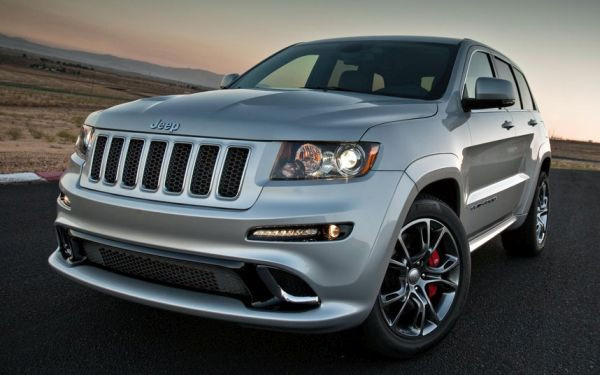 9. Jeep Grand Cherokee SRT: Với một động cơ V8, chiếc xe này có thể tăng tốc từ 0 lên 100 km/h trong 5 giây và có vận tốc cực đại 257 km/h.