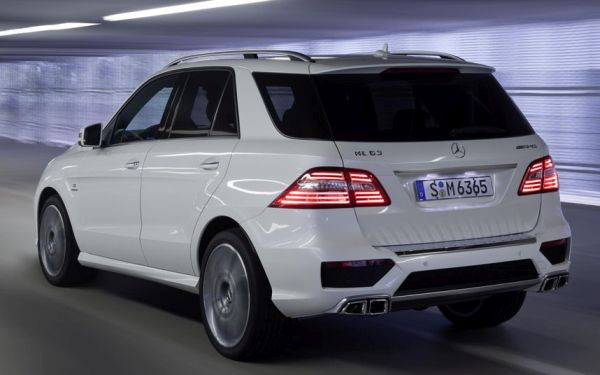7. Mercedes-Benz ML63 AMG: Cùng có vận tốc cực đại là 249 km/h như chiếc GL63 xếp dưới nó, nhưng chiếc xe này có thể đạt tới vận tốc 100 km/h trong thời gian ngắn hơn là 4,8 giây.