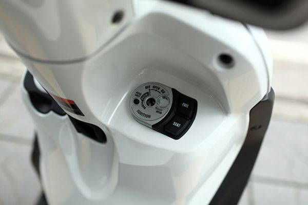 ...Nắp bình xăng được bố trí thuận lợi ở yếm trước. Chỉ cần bấm nút ở cạnh ổ khóa, nắm bình sẽ tự động mở ra để đổ xăng vào...