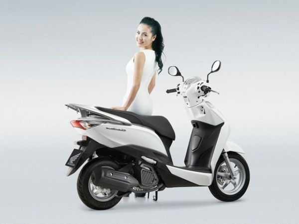 Honda Lead ra mắt tháng 3/2013 chính là đối thủ chính của Yamaha Grande. Chiếc xe có cốp chứa đồ dung tích 37 lít, mặt đồng hồ tinh thể lỏng, nắp bình xăng ở yếm trước, yên thấp và chân chống ngăn khởi động.