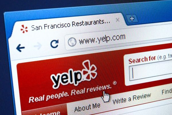 Yelp.com là một trang web kết nối người sử dụng với những dịch vụ như hàng ăn, nha sĩ và cả dịch vụ sửa chữa ô tô. Gõ tên dịch vụ bạn muốn tìm vào khung tìm kiếm bên trái và địa điểm bạn sống vào khung bên phải.