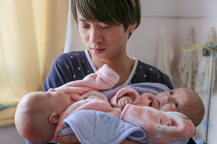 Sau hai tuần chăm sóc đặc biệt, cặp song sinh đã hồi phục sức khỏe. Anh Yu, cha của hai em bày tỏ lòng biết ơn với bệnh viện và các nhà hảo tâm đã cứu giúp gia đình anh