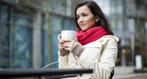 Cơ thể lạnh. Nghe thì vô lý nhưng sự thật là thiếu nước khiến cho hệ tuần hoàn hoạt động chậm hơn và quá trình đưa máu đi khắp cơ thể cũng ít hơn khiến bạn dễ bị lạnh. Ngoài ra, nước chứa nhiệt cho nên nếu không được bổ sung nước, cơ thể sẽ thiếu một phần nhiệt nhỏ khiến bạn lạnh hơn bình thường.