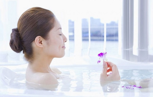 Không có đệm sàn tắm. Theo báo cáo từ năm 2011 của Trung tâm Kiểm soát và Phòng ngừa dịch bệnh, hơn 230.000 bị thương do tai nạn xảy ra trong phòng tắm hoặc vòi hoa sen chỉ trong một năm. Gần 20% là do trượt chân. Vì thế nên đặt đệm hoặc dải chống trơn trong nhà tắm để giảm té ngã.