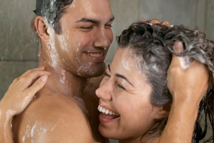 Mở miệng khi tắm. Ít ai ngờ vòi phun nước lại là nơi trú ngụ lý tưởng của vi khuẩn. Vì vậy, khi gội đầu hay tắm rửa tốt nhất là bạn hãy khép miệng lại để tránh vi khuẩn theo dòng nước xâm nhập vào cơ thể.