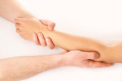 Đau cánh tay: Ung thư phổi. Biểu hiện của bệnh ung thư phổi thường là ho hoặc khó thở nhưng cánh tay đau cũng có thể là một triệu chứng. Đây là loại đau không liên quan đến hệ hô hấp nhưng khi ung thư phá hủy sâu hơn tại nhiều phần cơ thể, mạch máu tụ lại và bị gây kích ứng.