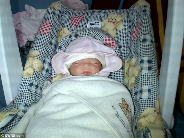 Chồng của Emma mặc dù từ chối ôm ấp và xem búp bê của vợ là con của mình nhưng anh vẫn ủng hộ cô nuôi búp bê và cho biết, “chỉ cần cô ấy hạnh phúc là tôi vui”.