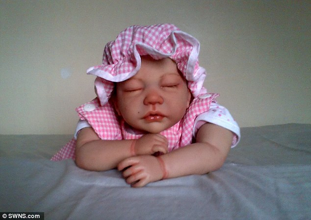 Cô Emma được tặng con búp bê đầu tiên vào năm 2011. Chính nhờ con búp bê này cô đã thoát khỏi chứng trầm cảm sau khi bị sẩy thai.
