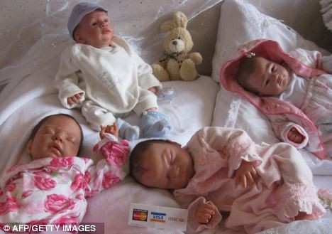 Bạn bè và người thân đã quen với việc này và họ thông cảm với những gì Emma trải qua. Họ thường xuyên đến thăm và thậm chí mua quần áo, vật dụng sơ sinh cho những con búp bê của Emma.