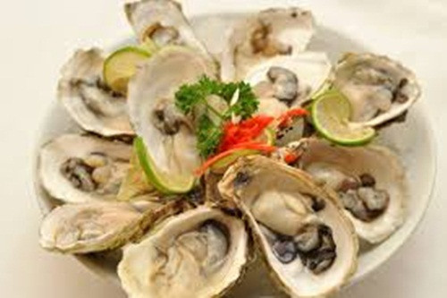 Hàu. Mặc dù là loại hải sản ưa thích của rất nhiều người nhưng lại đứng vị trí đầu trong top những món ăn mạng lại nhiều rủi ro nhất. Trong hàu chứa vi khuẩn Norovirus, có thể gây ra viêm ruột, viêm dạ dày.