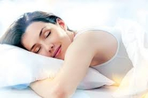 Ngủ trong phòng lạnh. Một phòng ngủ hơi lạnh có thể cải thiện giấc ngủ và khiến cơ thể tích cực đốt cháy chất béo để điều hòa thân nhiệt cơ thể. Khi gặp không khí lạnh thì cơ thể cũng phải đốt cháy calo để giữ cho bạn ấm áp.