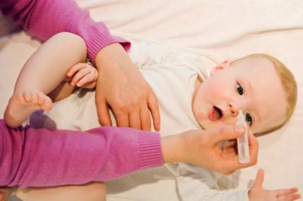 Thuốc nhỏ mũi, mắt. Trẻ nhỏ sổ mũi rất thường xuyên và mẹ nên dự trữ sẵn môt lọ thuốc tại nhà. An toàn nhất là nước muối sinh lý. Nhỏ loại này sẽ giúp bé nhanh khỏi hơn. Tuy nhiên cũng đừng nhỏ quá nhiều, chỉ dùng khi cần thiết.