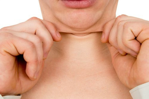 Về vấn đề thẩm mỹ, cằm đôi rất khó coi. Ngoài ra chất béo tích tụ ở đây có thể là dấu hiệu của nguy cơ tim mạch. Nếu bạn đang thừa cân, hãy thử một số bài tập dưới đây mà không cần phẫu thuật chỉnh sửa cằm.