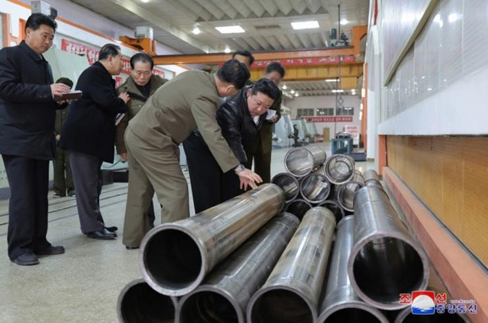 Sau vụ thử Padasuri-6, ông Kim Jong Un đã đến thăm một nhà máy sản xuất vũ khí lớn. Ở đó, ông kêu gọi công nhân tăng cả chất lượng và số lượng vũ khí được sản xuất. Lời kêu gọi vũ trang này diễn ra trong bối cảnh căng thẳng ngày càng gia tăng với Hàn Quốc về đường phân giới trên biển đang tranh chấp, 'Đường giới hạn phía Bắc' (NLL). Ảnh: The Korea Times.