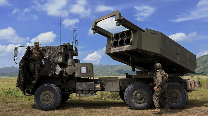 Có một số ý kiến cho rằng, cõ lẽ bệ phóng GLSDB đang được Quân đội Ukraine thử nghiệm bằng một cuộc tấn công chớp nhoáng vào các bệ phóng của Nga. Hoặc có thể các khẩu đội pháo binh của Ukraine đang thiếu đạn dược nên phải sử dụng GLSDB thay thế. Ảnh: Sputnik News.
